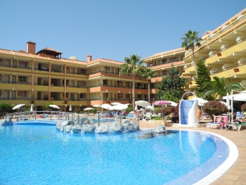 Hauptgebäude und Pool