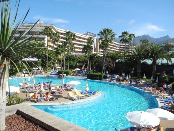 Schwimmbecken mit Hauptgebäude