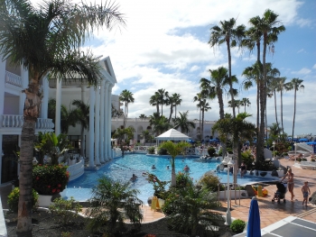 Blick über die Poollandschaft