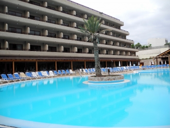 Zentrales Schwimmbecken