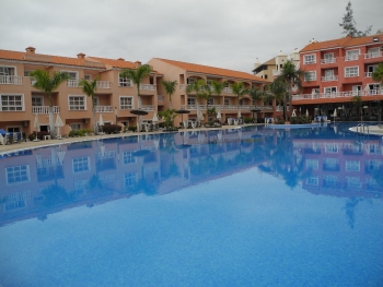 Großes Schwimmbecken