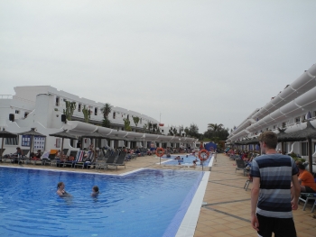 Längliche Hotelgebäude