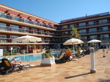 Gebäude und Pool