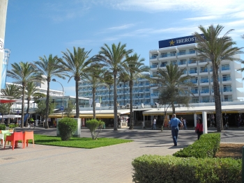 Direkt an der Küstenstraße und Strandpromenade