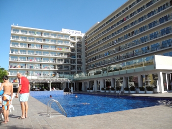 Pool und Hotel