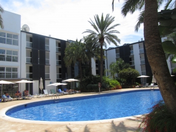 Poolbereich im Innenhof