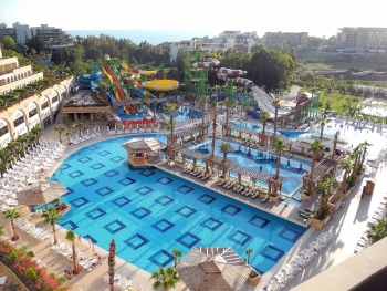 Gesamtansicht der Poollandschaft