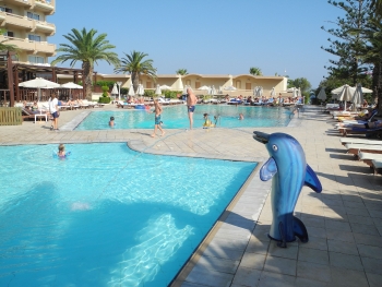 Kinderpool mit Delphindusche