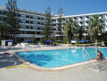 Hauptpool und Hotelgebäude