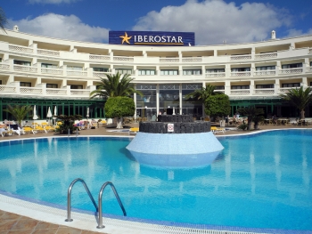 Hauptgebäude und -pool