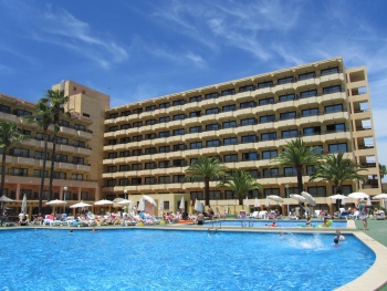 Blick über die beiden Pools zum Haupthaus