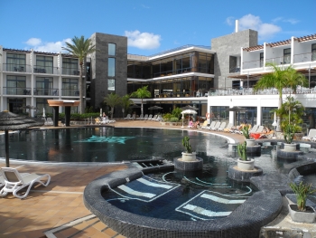 Blick auf das Hauptgebäude