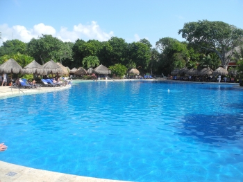 Schön geschwungene Poolanlage