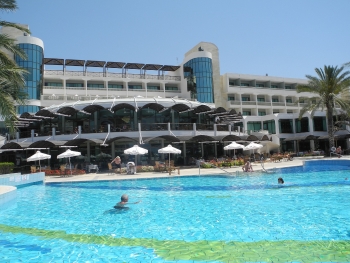 Blick auf Pool und Hauptgebäude Blick auf Pool und Hauptgebäude