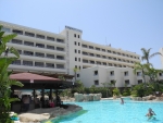 Pool und Hotel