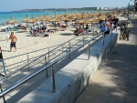 Zugang zum Strand auch über Rampe