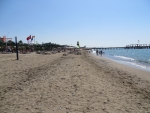 Sandstrand mit einigen Kieseln