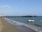 Holzpier vor dem Hotel