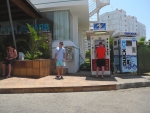 Bankautomat vor dem Hotel