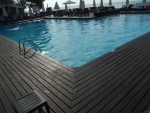 Holzdeck um den Pool