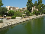 Hotelgebäude und Fluss