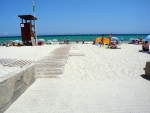 Rettungsschwimmer wacht am Strand