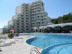 Gebäude und Pool