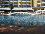 Brücke über den Pool