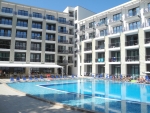 Gebäude und Pool