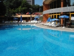 Liegen und Schirme am Pool
