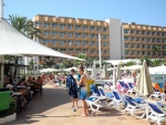 Poolbar und Liegenbereich