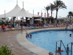 Swimmingpool und Poolbar