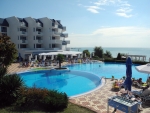 Poolbereich mit Meerblick