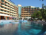 Hotelgebäude und Swimmingpool