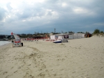 Rettungsschwimmer und Strandcafé