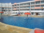 Pool und Gebäude