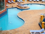 Liegen am Pool