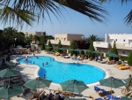 Pool mit Bungalowgebäuden
