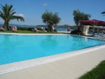 Poolbereich mit Meerblick