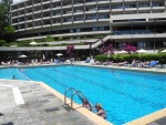 Blick über den Pool auf das Hotel