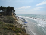 Strand unterhalb einer Klippe
