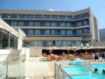 Hotelfront Richtung Meer und Pool.