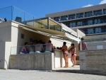 Die Pool-/Strandbar vom Sentido Anthoussa Resort & Spa