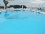 Poolbereich mit Meerblick
