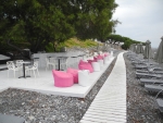 Strandbar mit gemütlichen Sitzsesseln