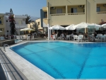 Blick auf Pool und Haupthaus