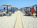 Holzstege am Strand