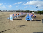 Öffentliche Liegen am Strand