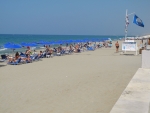 Blaue Flagge am Strand.