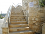 Treppen vom Pool zur Straße